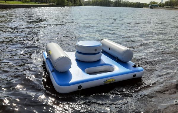 Надувной плот для отдыха на воде