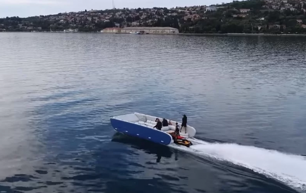 Многокорпусный надувной транспортный катамаран под гидроцикл