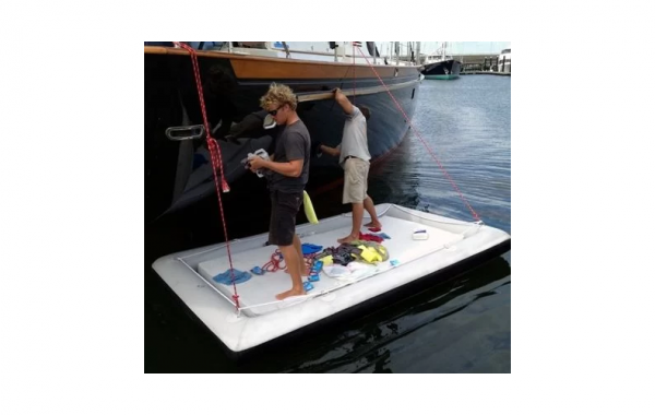 Надувной плот для обслуживания яхты