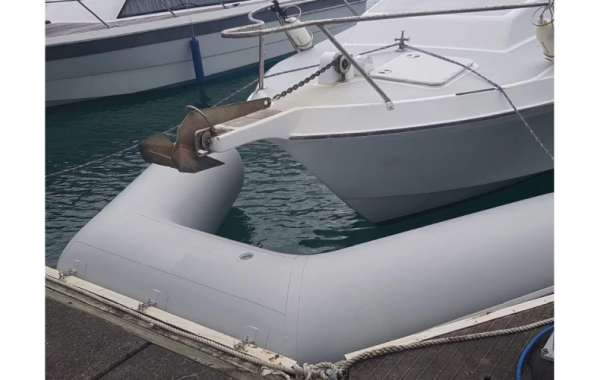 Бон для швартовки катера